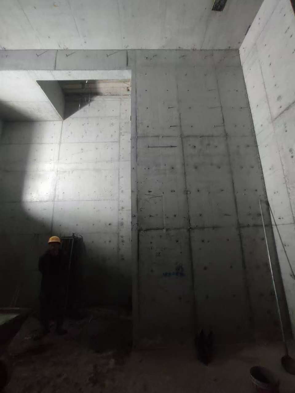 乐东墙上开槽钢筋断了有影响吗